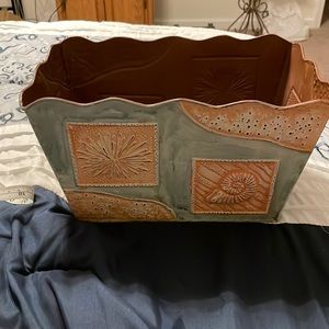 NWT metal container/organizer for house/bathroom with Seashells decor